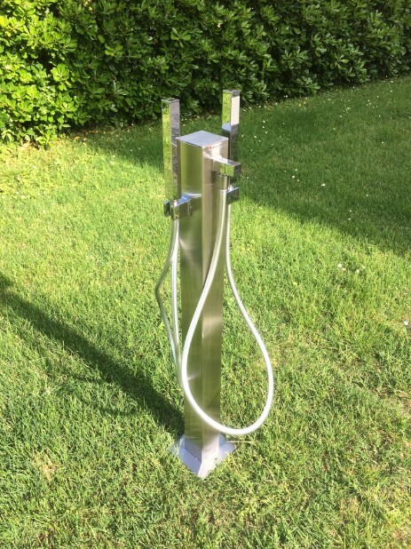 Colonna in acciaio inox 316L a profilo quadrato con doccette manuali